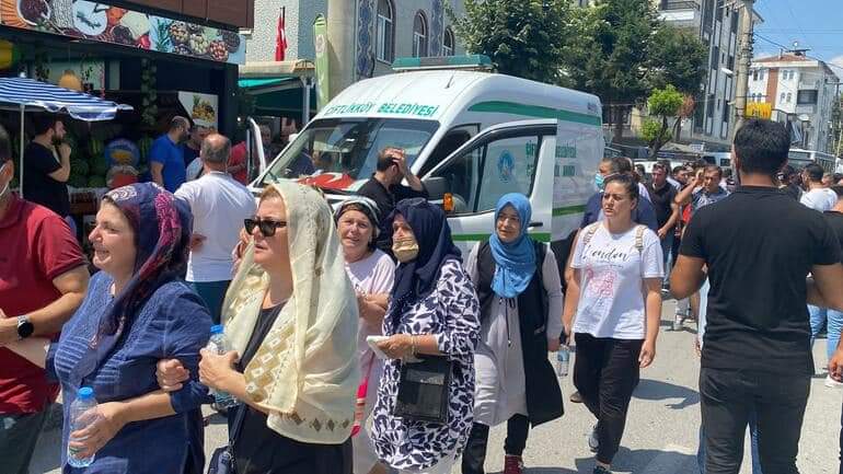 ALEV ALAN OTOMOBİLDE ÖLEN ÖMER’İN BABASI: ‘HEDİYENİ BEKLERKEN CENAZEN GELDİ’