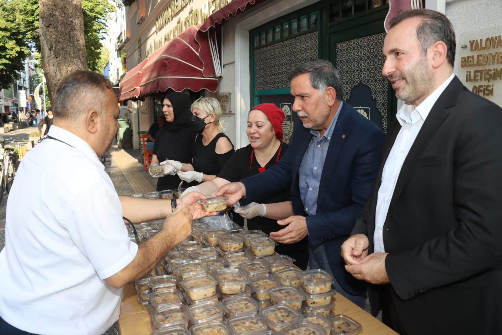 ZENBİLCİ VE TUTUK AŞURE DAĞITTI