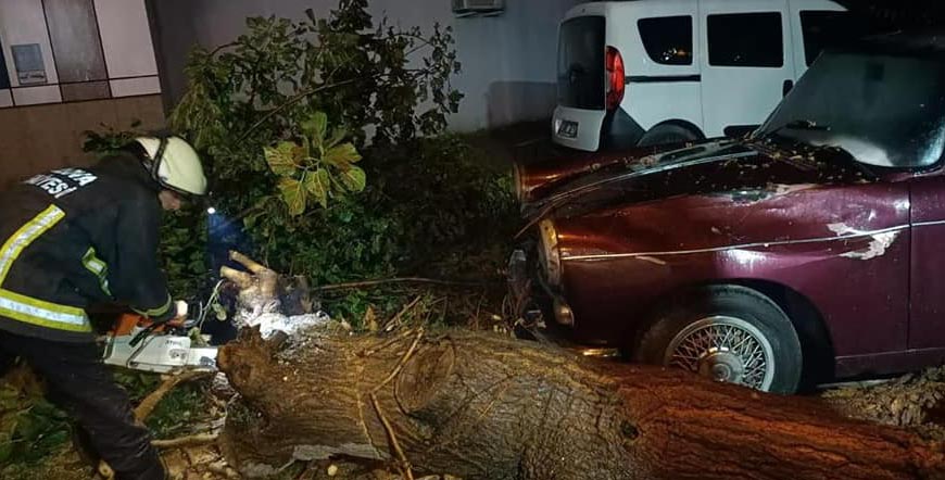 FIRTINA YALOVA’YI UÇURDU