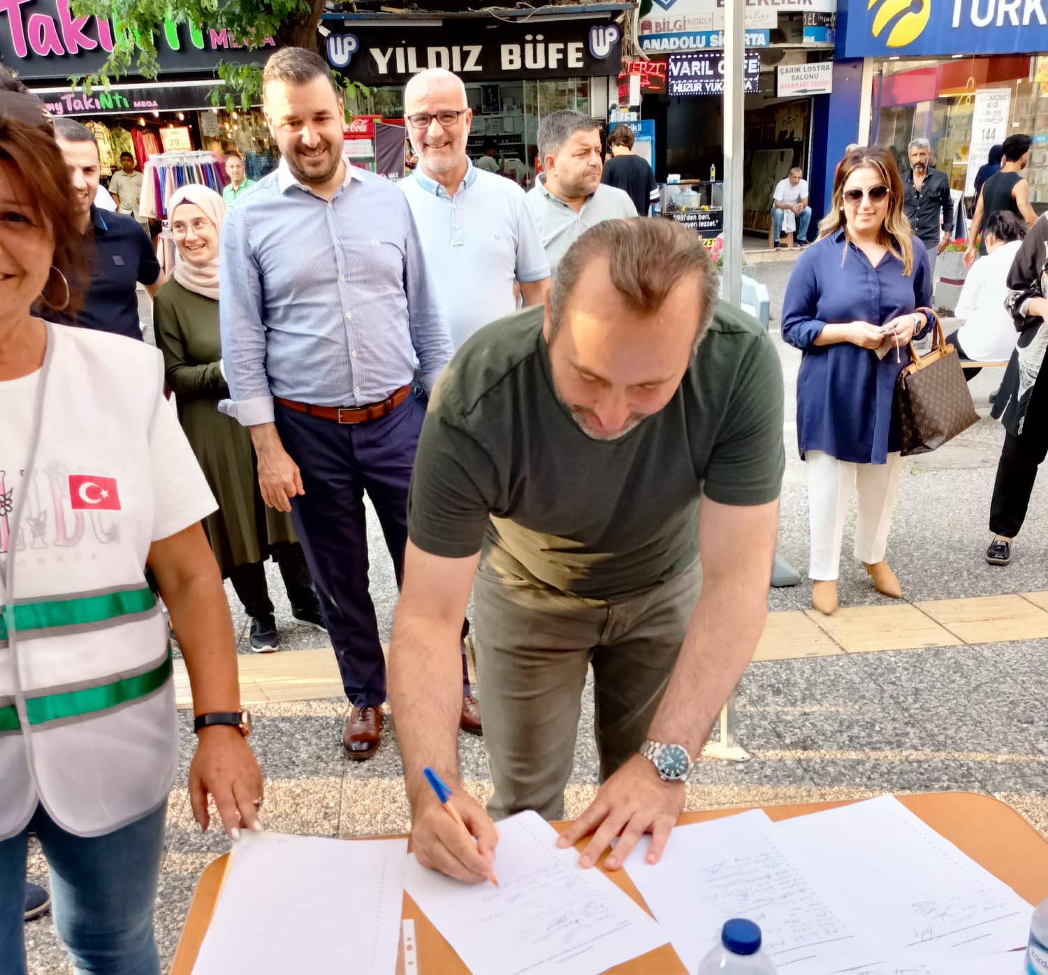 YALOVA’NIN ÖZLEDİĞİ SİYASET.. ‘AK PARTİDEN, GELECEK PARTİSİNİN İMZA KAMPANYASINA TAM DESTEK’