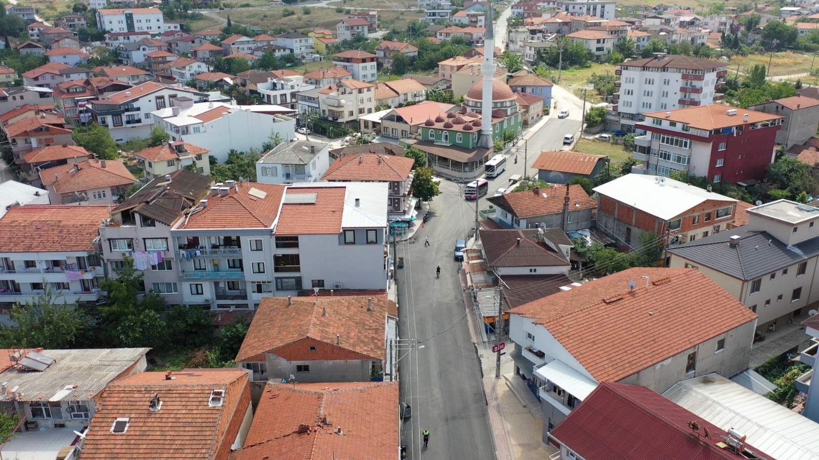 KEMER KÖPRÜ CADDESİ VE ÖĞRETMEN İBRAHİM USLU SOKAK’TA ASFALTLAMA ÇALIŞMALARI TAMAMLANDI