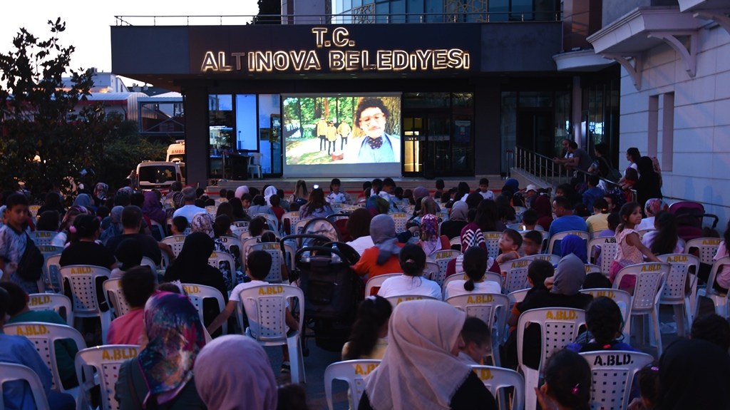 ALTINOVA’DA AÇIK SİNEMA KEYFİ DEVAM EDİYOR