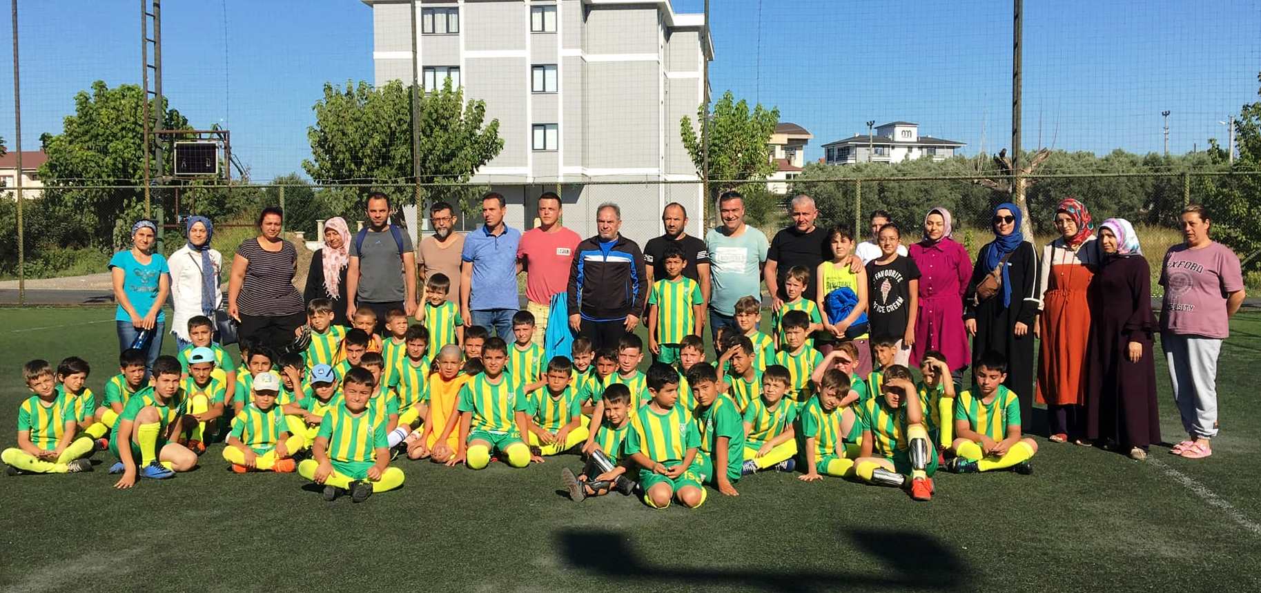 270 ÖĞRENCİNİN KATILDIĞI YAZ FUTBOL OKULU TAMAMLANDI