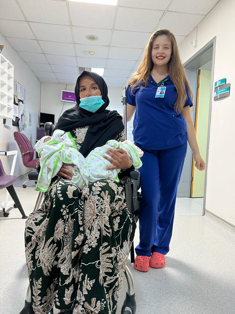 YALOVA DEVLET HASTANESİNDE NORMAL DOĞUMLA İKİZ BEBEKLERİNE KAVUŞTULAR