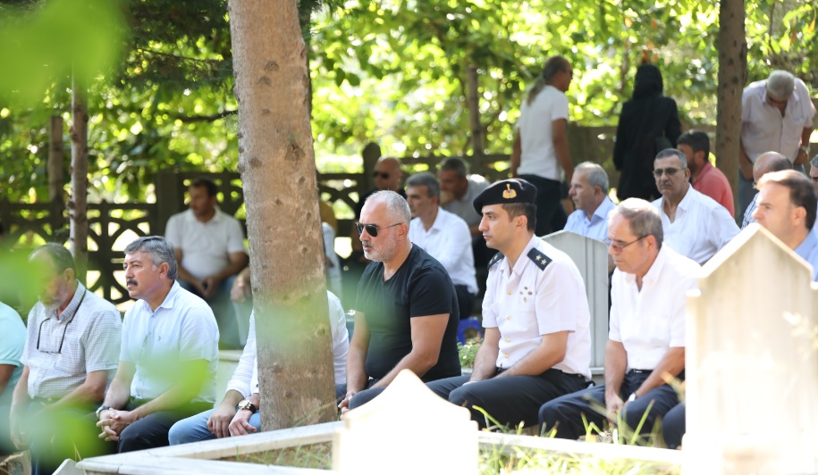 KARAMÜRSEL’DE DEPREM ŞEHİTLERİ ANILDI