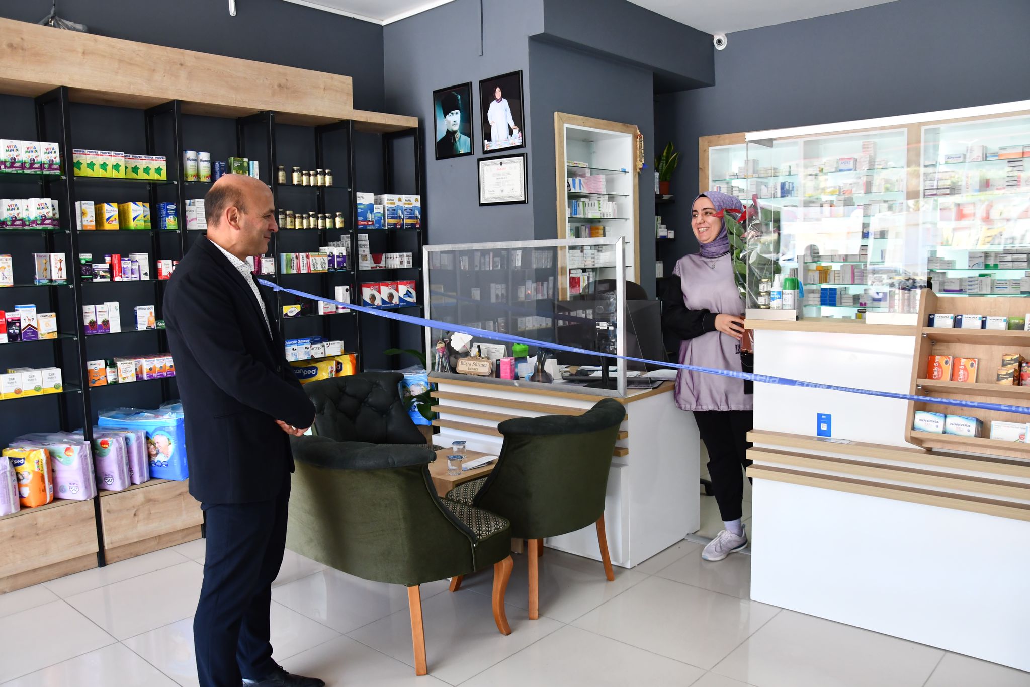 BAŞKAN ORAL, ECZACILARI KUTLADI