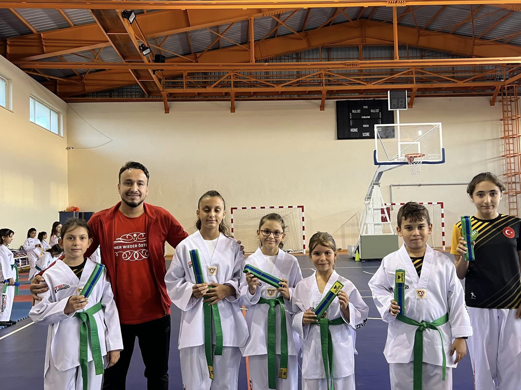 ALTINOVALI TEKVANDOCULAR KUŞAK ATLADI