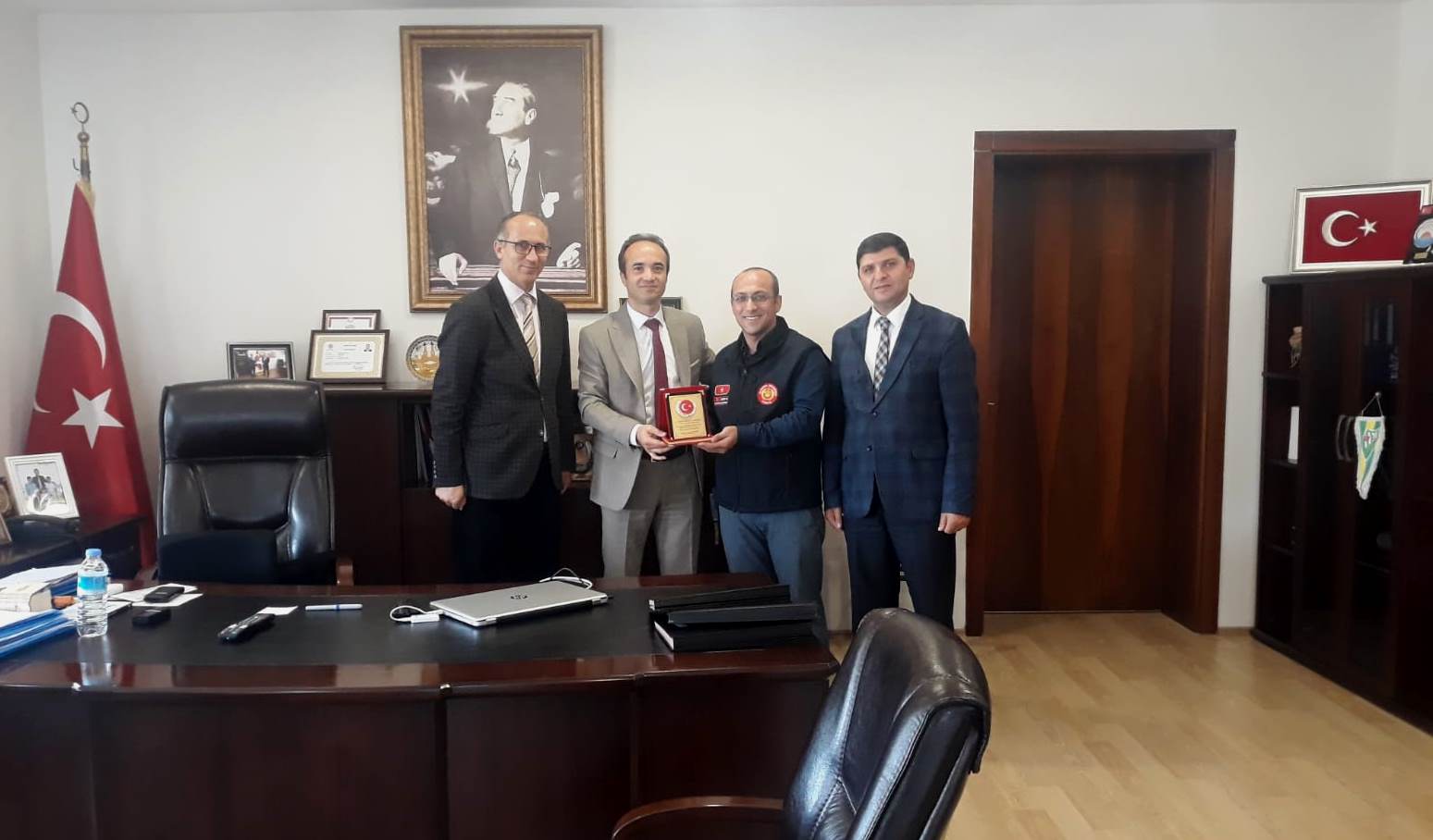 ÇAVUŞOĞLU’NA TEŞEKKÜR PLAKETİ