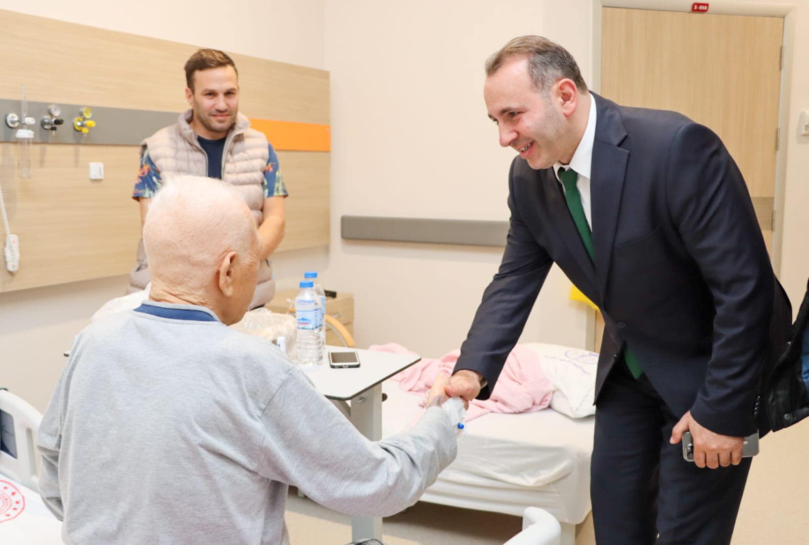 TUTUK’TAN, YENİ DEVLET HASTANESİNDE TEDAVİ GÖRENLERE GEÇMİŞ OLSUN ZİYARETİ