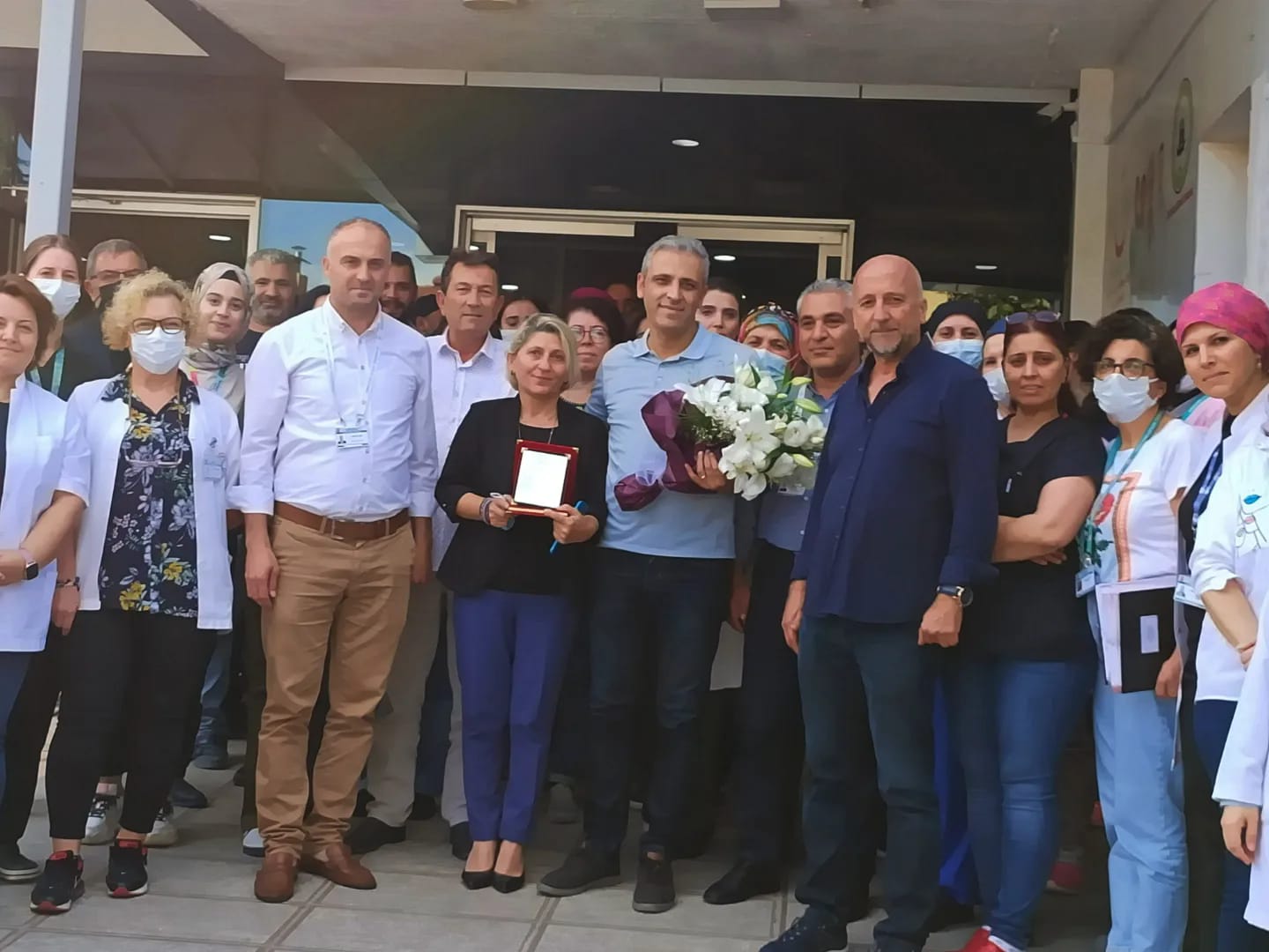 BAŞHEKİM ÇELİK PLAKET VE ÇİÇEKLE UĞURLANDI