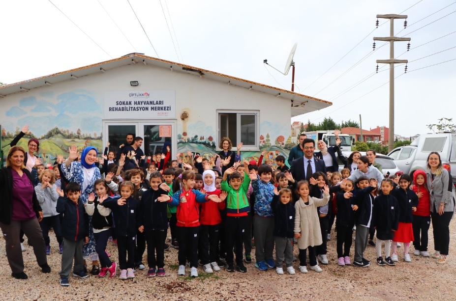 ÇİFTLİKKÖY’DE MİNİK ELLER MİNİK PATİLERLE BULUŞTU