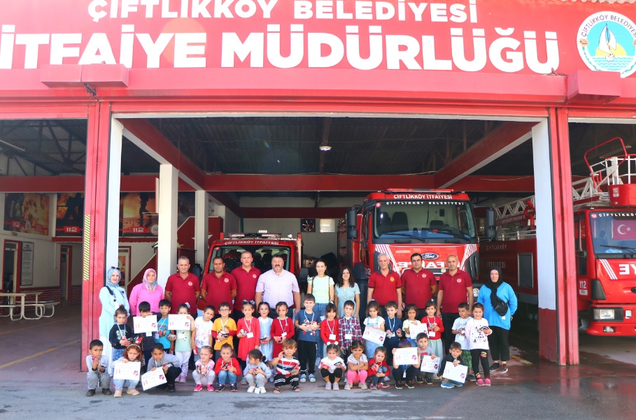 ÇİFTLİKKÖY’DE SİRENLERİ KÜÇÜK İTFAİYECİLER ÇALDI