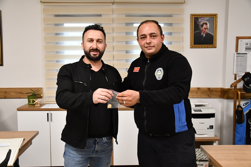 SOKAKTA BULUNAN ALTIN KOLYE SAHİBİNE TESLİM EDİLDİ