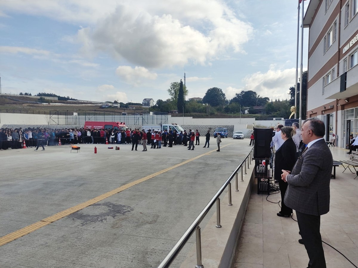 YALOVA MEB, 13 EKİM DÜNYA AFET RİSKLERİNİ AZALTMA GÜNÜNE ÖZEL TATBİKAT GERÇEKLEŞTİRİDİ