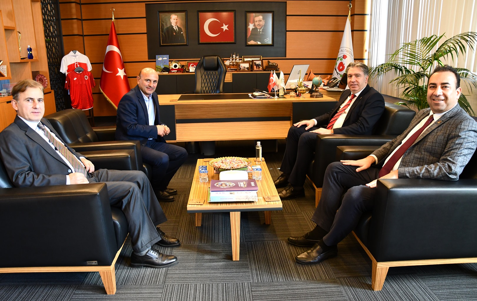 ÜNİVERSİTEDEN BAŞKAN ORAL’A ZİYARET