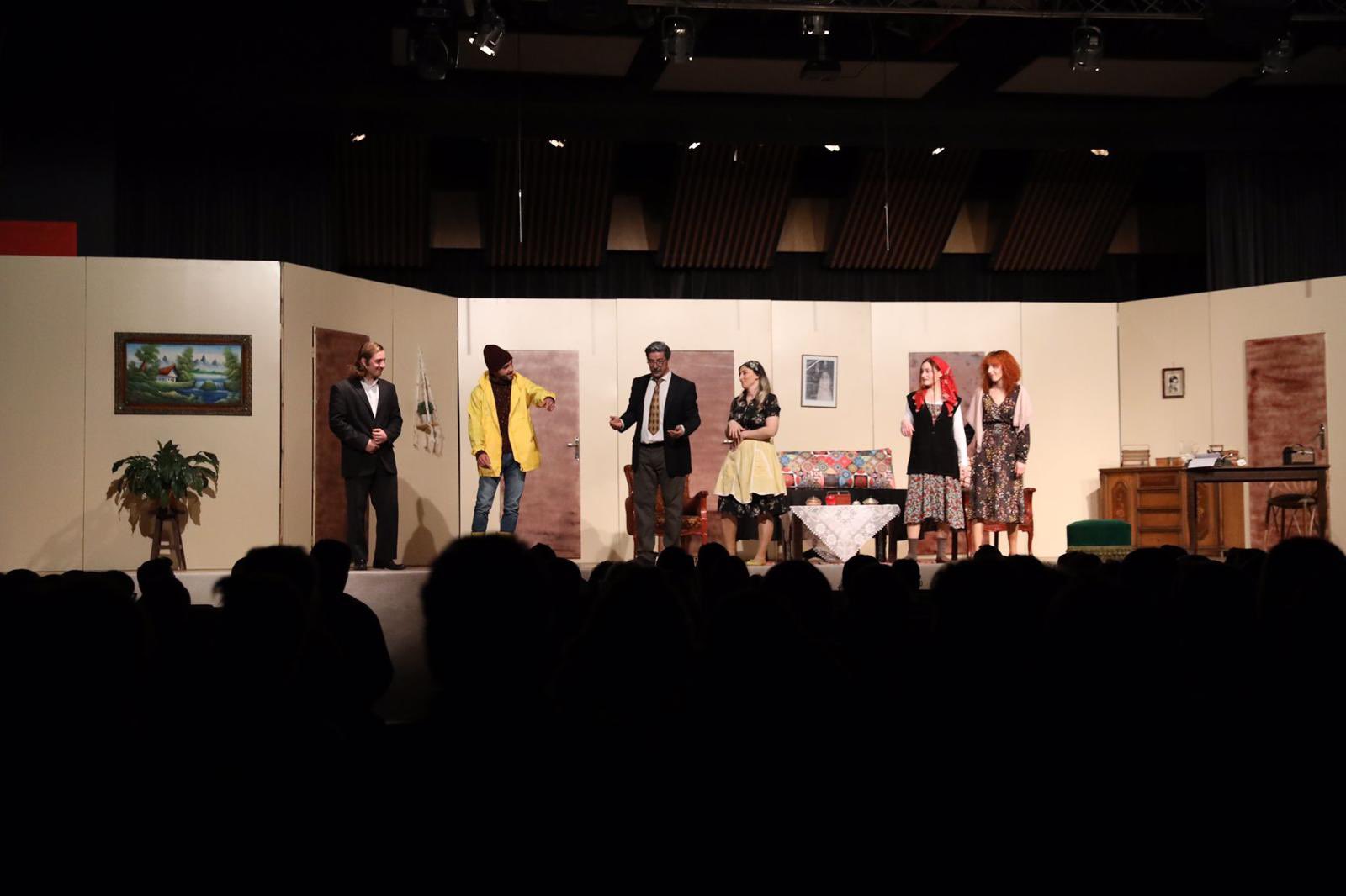 PAYDOS YETİŞKİN TİYATRO OYUNU DEFALARCA ALKIŞLANDI