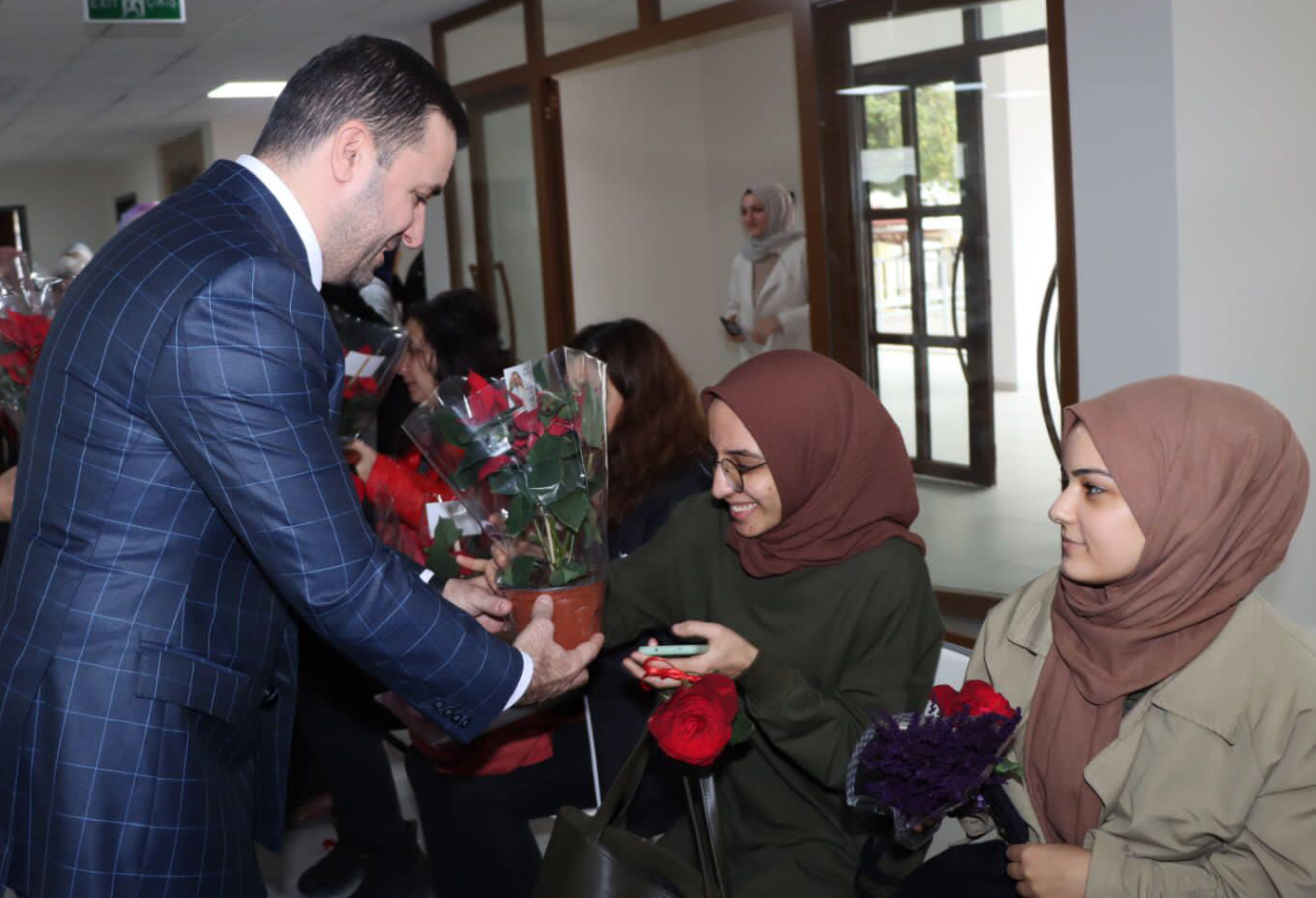 AK KADRO ÖĞRETMENLER GÜNÜNÜ UNUTMADI