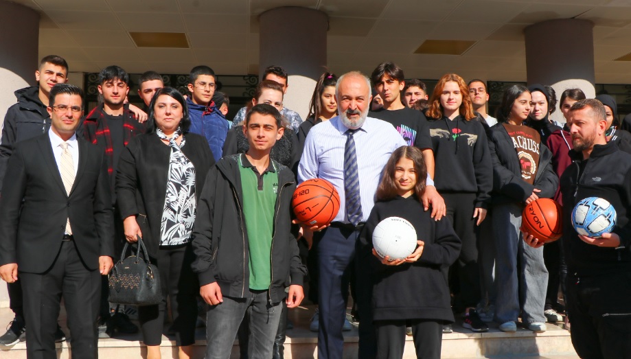 M.KEMAL ANADOLU LİSESİ’NİN SPOR MALZEMELERİ BAŞKAN SİLPAGAR’DAN
