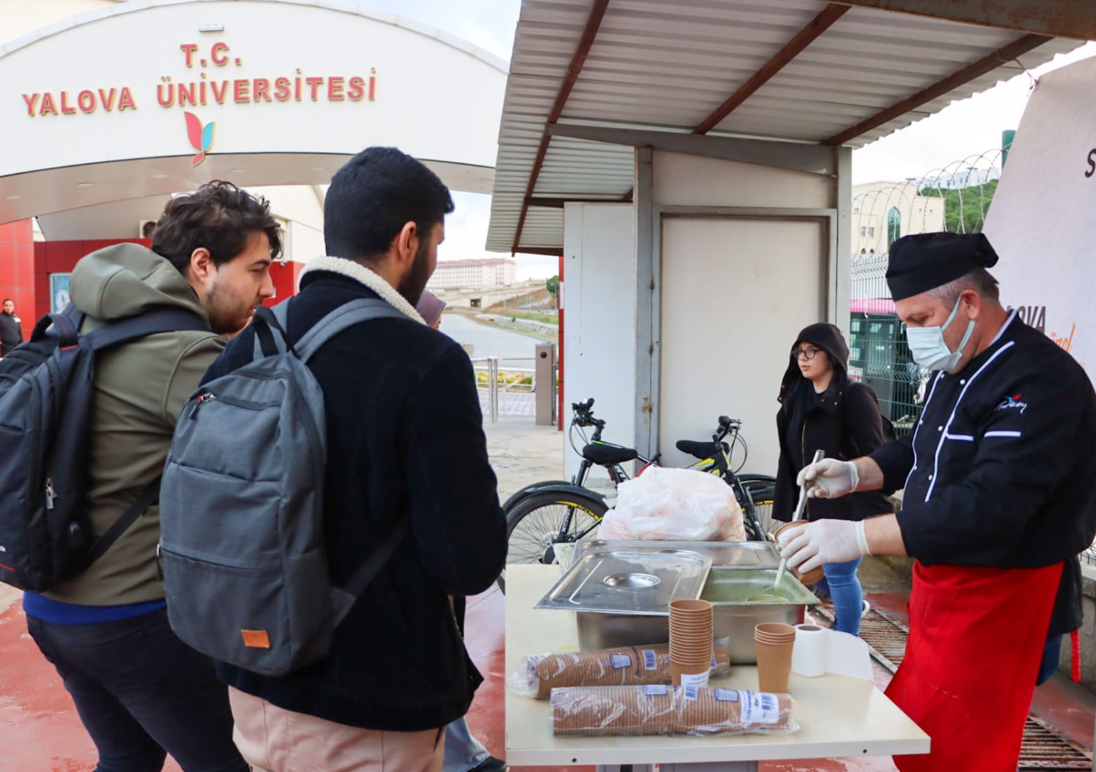ÖĞRENCİLER GÜNE SICAK BİR BAŞLANGIÇ YAPTI