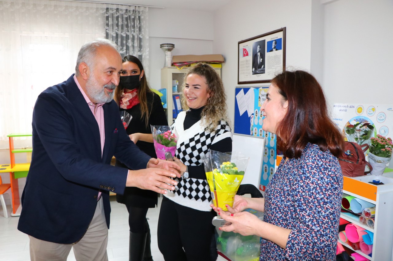 BAŞKAN SİLPAGAR, ÖĞRETMENLERİN GÜNÜNÜ HEDİYELERLE KUTLADI