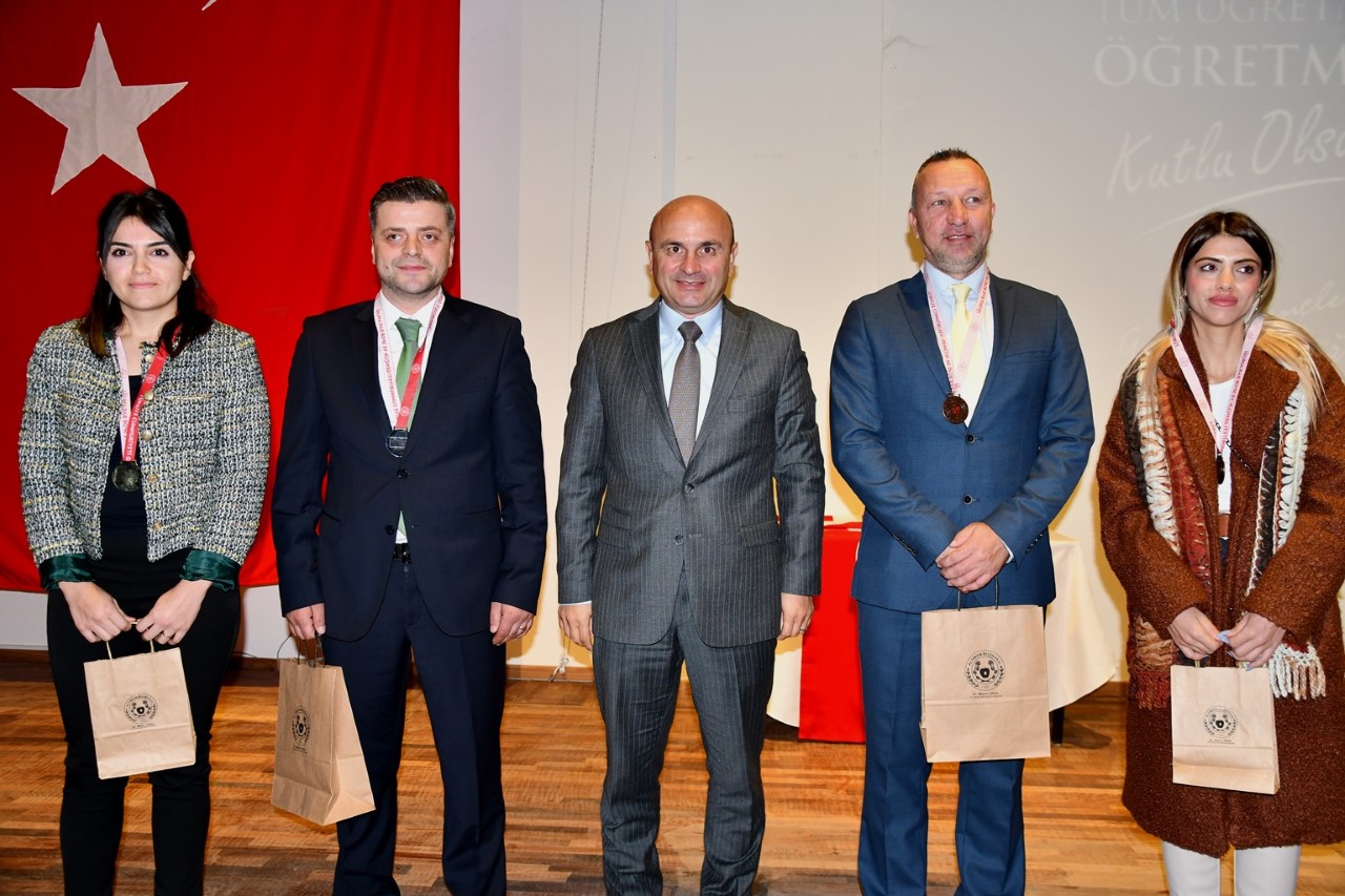 ALTINOVA’DA ÖĞRETMENLER GÜNÜ COŞKUYLA KUTLANDI