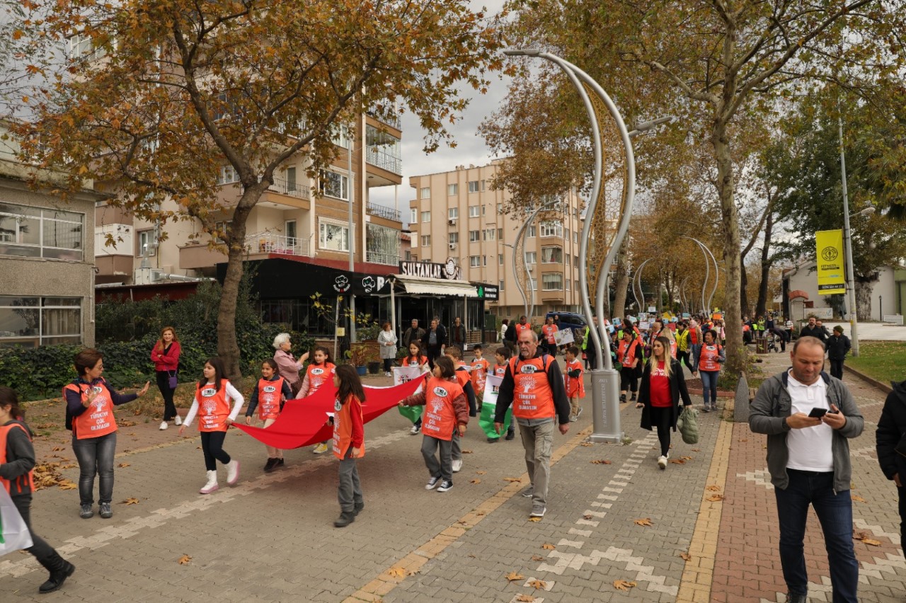 YALOVA’DA EROZYONLA MÜCADELE TOPRAĞA SAYGI YÜRÜYÜŞÜ YAPILDI