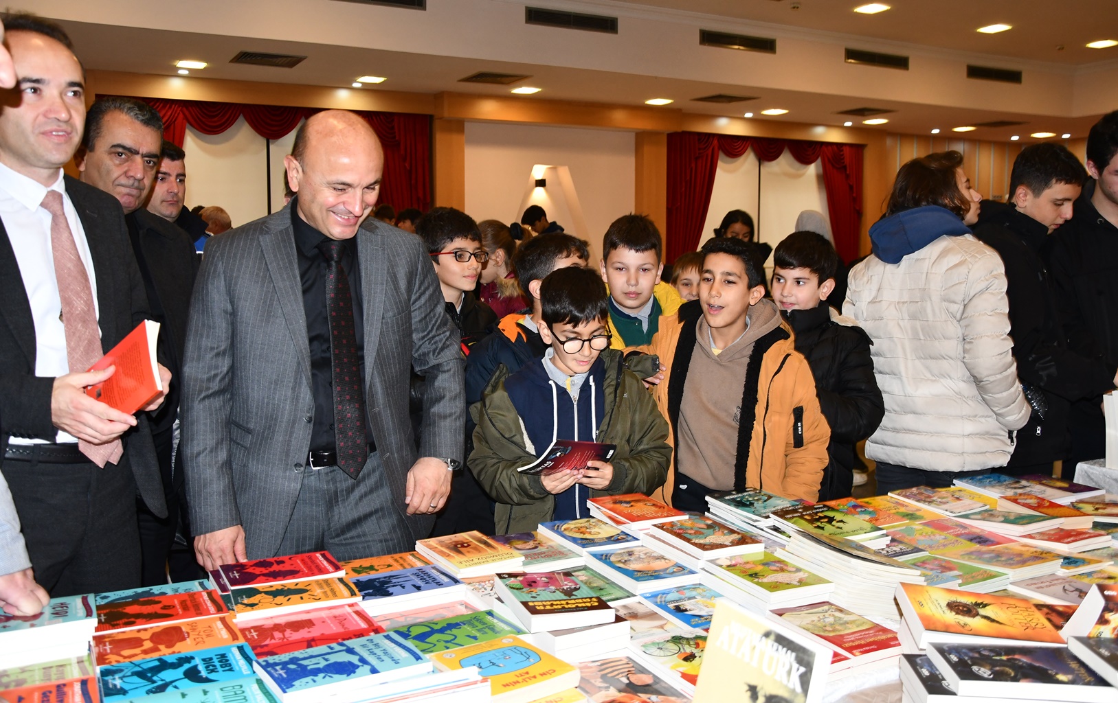 ALTINOVA 2. KİTAP FUARI KAPILARINI AÇTI