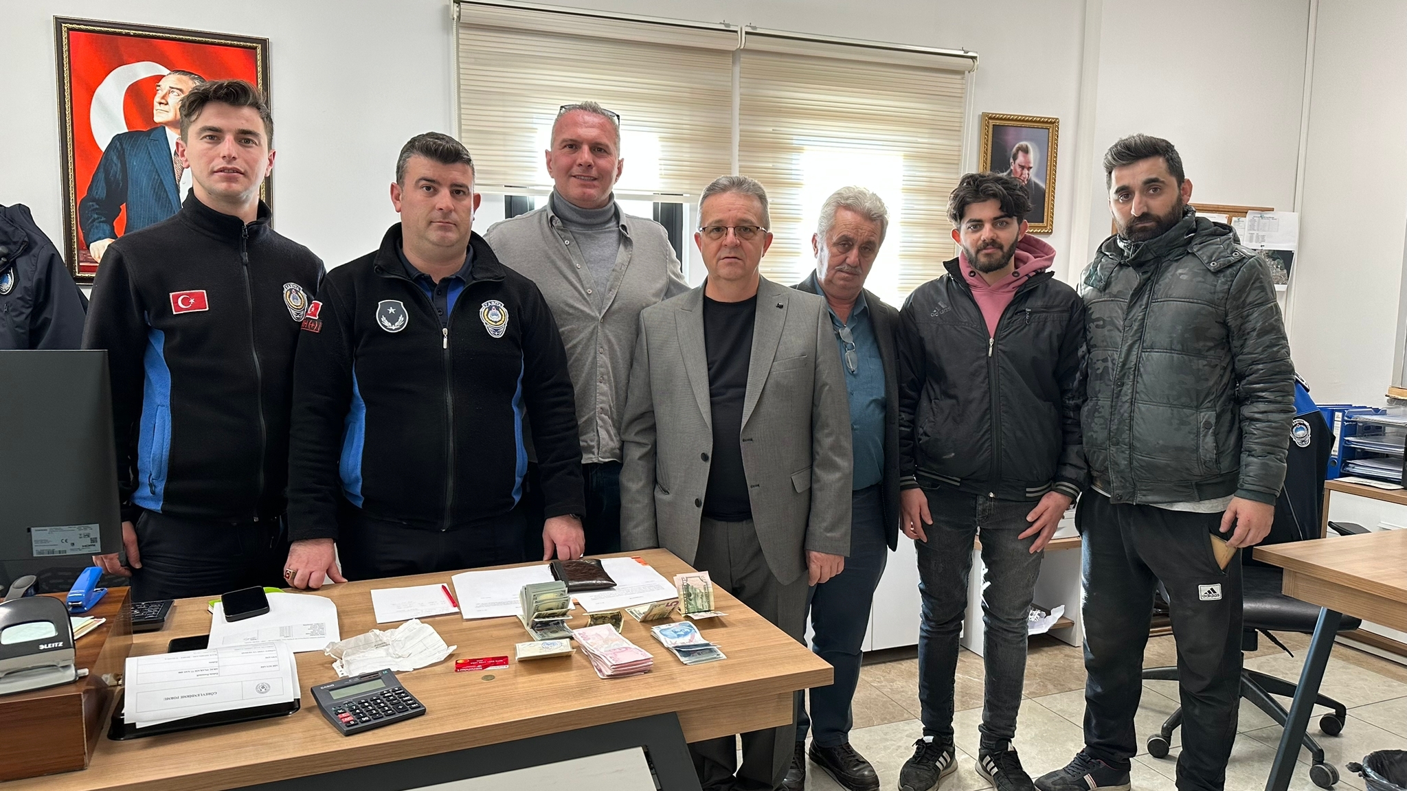 SURİYE UYRUKLU VATANDAŞIN ÇANTASINI BULDU, SAHİBİNE TESLİM ETTİLER