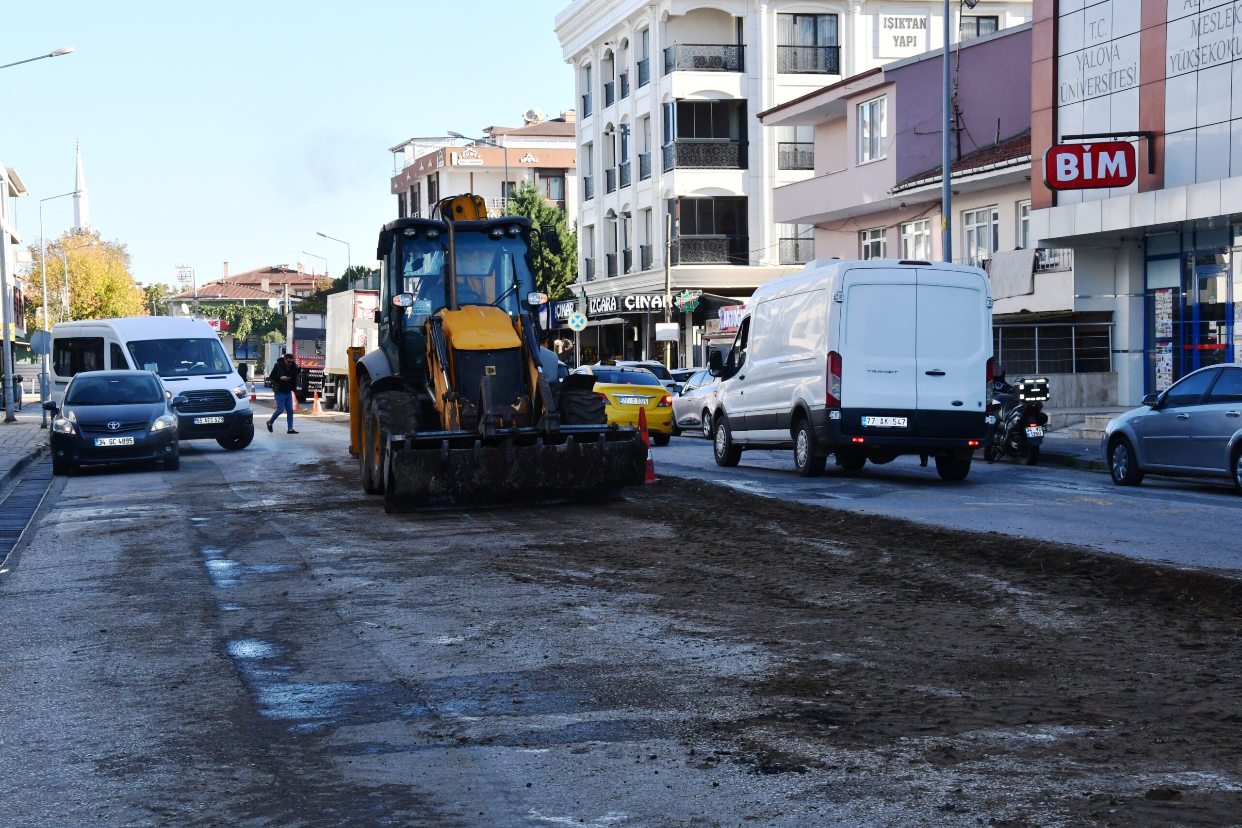 ALTINOVA’DA CADDELER YENİLENİYOR