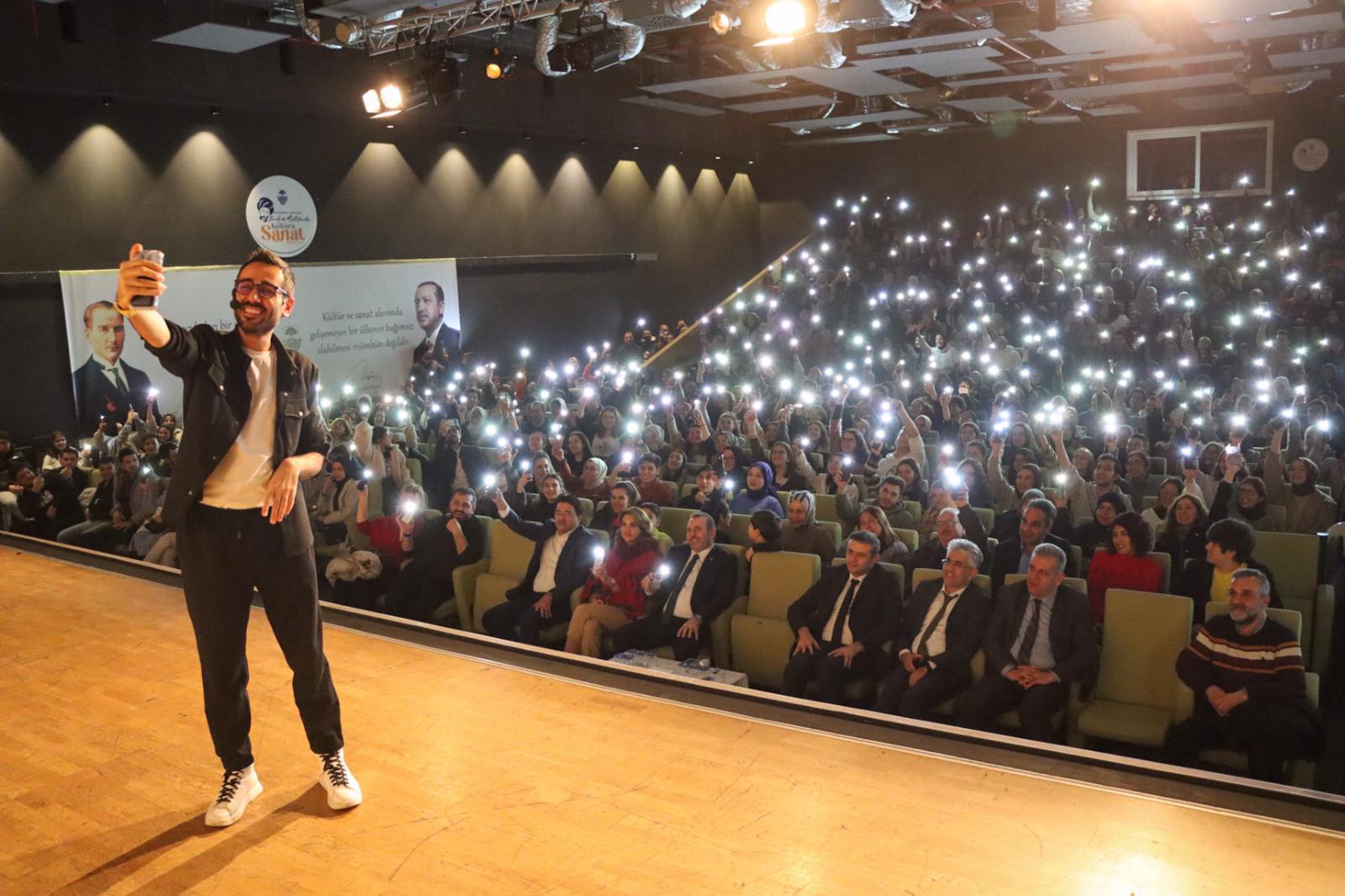 ÖĞRENCİLER MÜFTÜOĞLU’NA YOĞUN İLGİ GÖSTERDİ