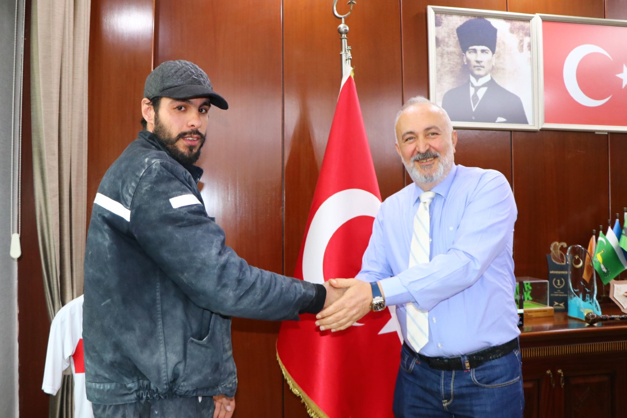 BELEDİYENİN KAYIP PARASINI BULAN IRAK TÜRKMENİNE TEŞEKKÜR