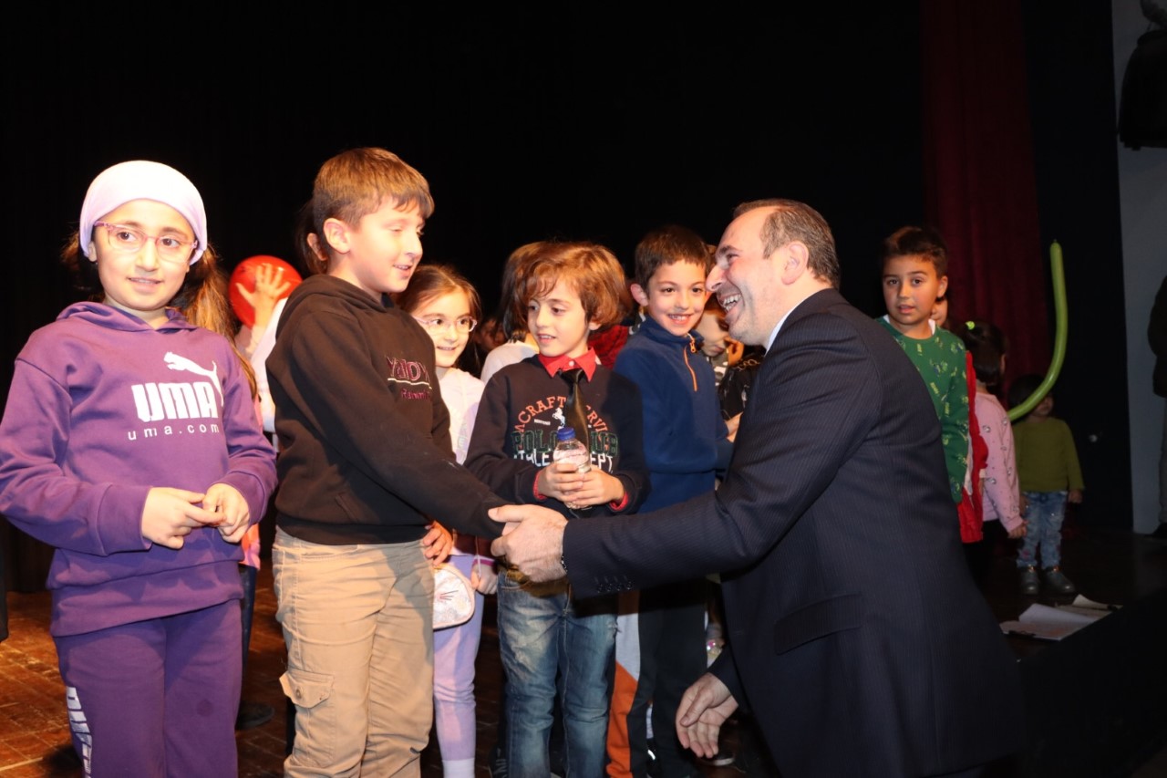 TUTUK KURSİYER ÇOCUKLARLA GÜNÜN YORGUNLUĞUNU ATTI