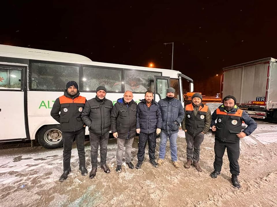 DEPREM BÖLGESİNE EKİPLER DÖRT KOLDAN ÇALIŞIYOR