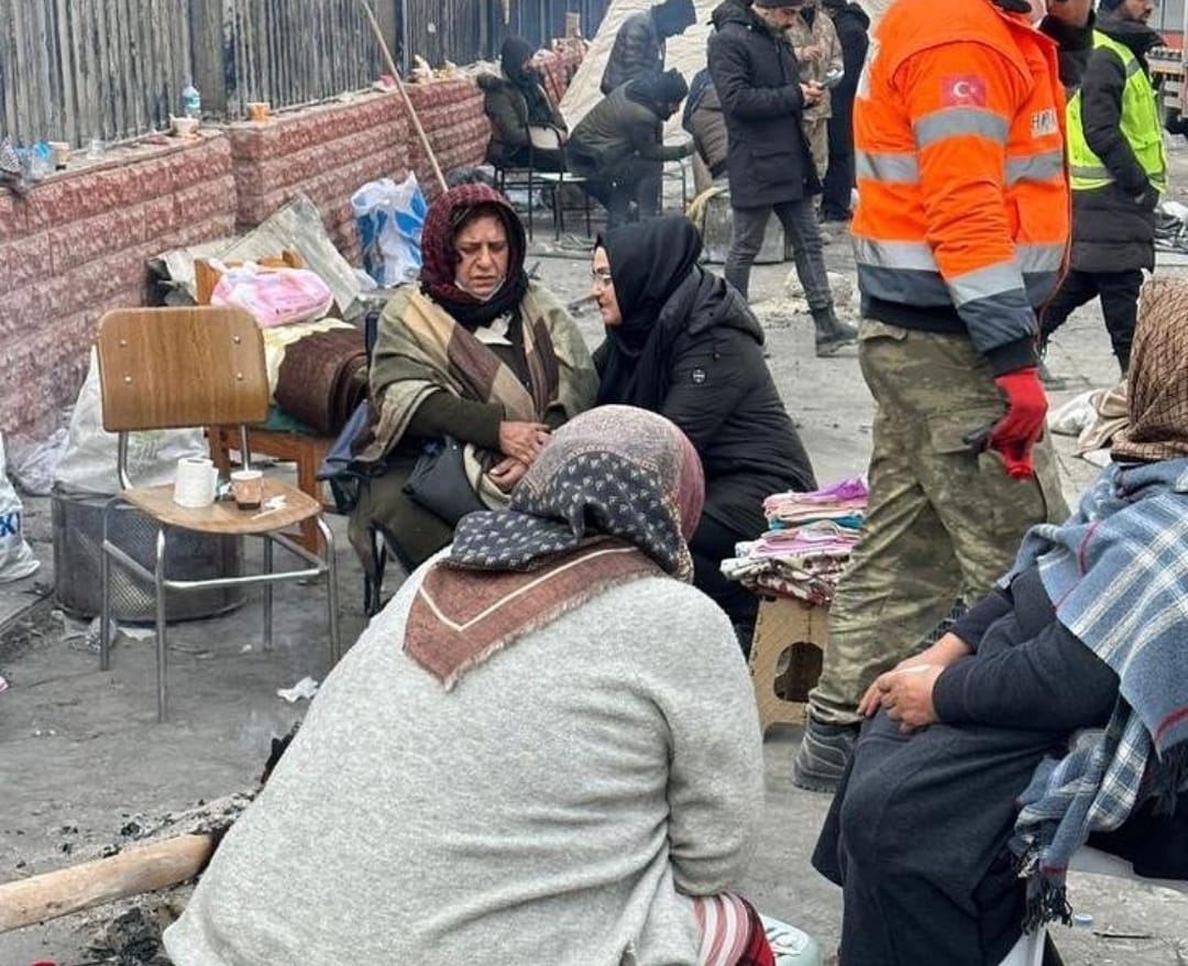 MKYK ÜYESİ YILMAZ, DEPREMZEDELERİN YANINDAN BİR AN OLSUN AYRILMADI