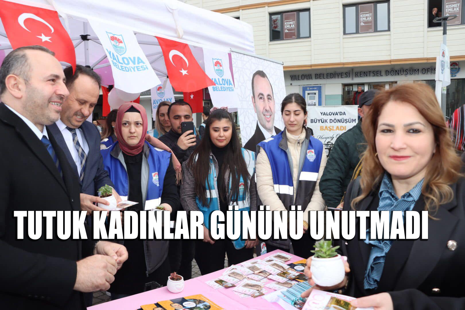 TUTUK, KADINLARA KAHVE VE ÇİÇEK SUNDU