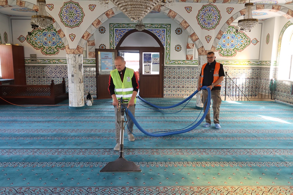CAMİLER YALOVA BELEDİYESİ EKİPLERİ TARAFINDAN TEMİZLENİYOR