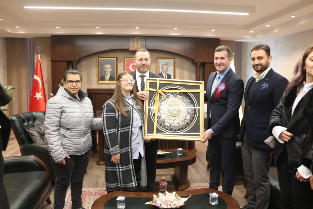 İL MÜDÜRÜ LAÇİN, ÖZEL ÇOCUKLARI UNUTMADI