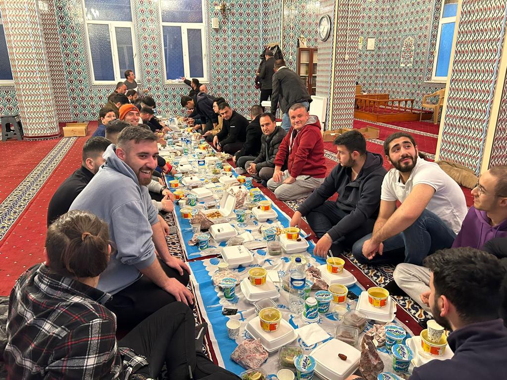 İFTARDA BİR ARAYA GELDİLER