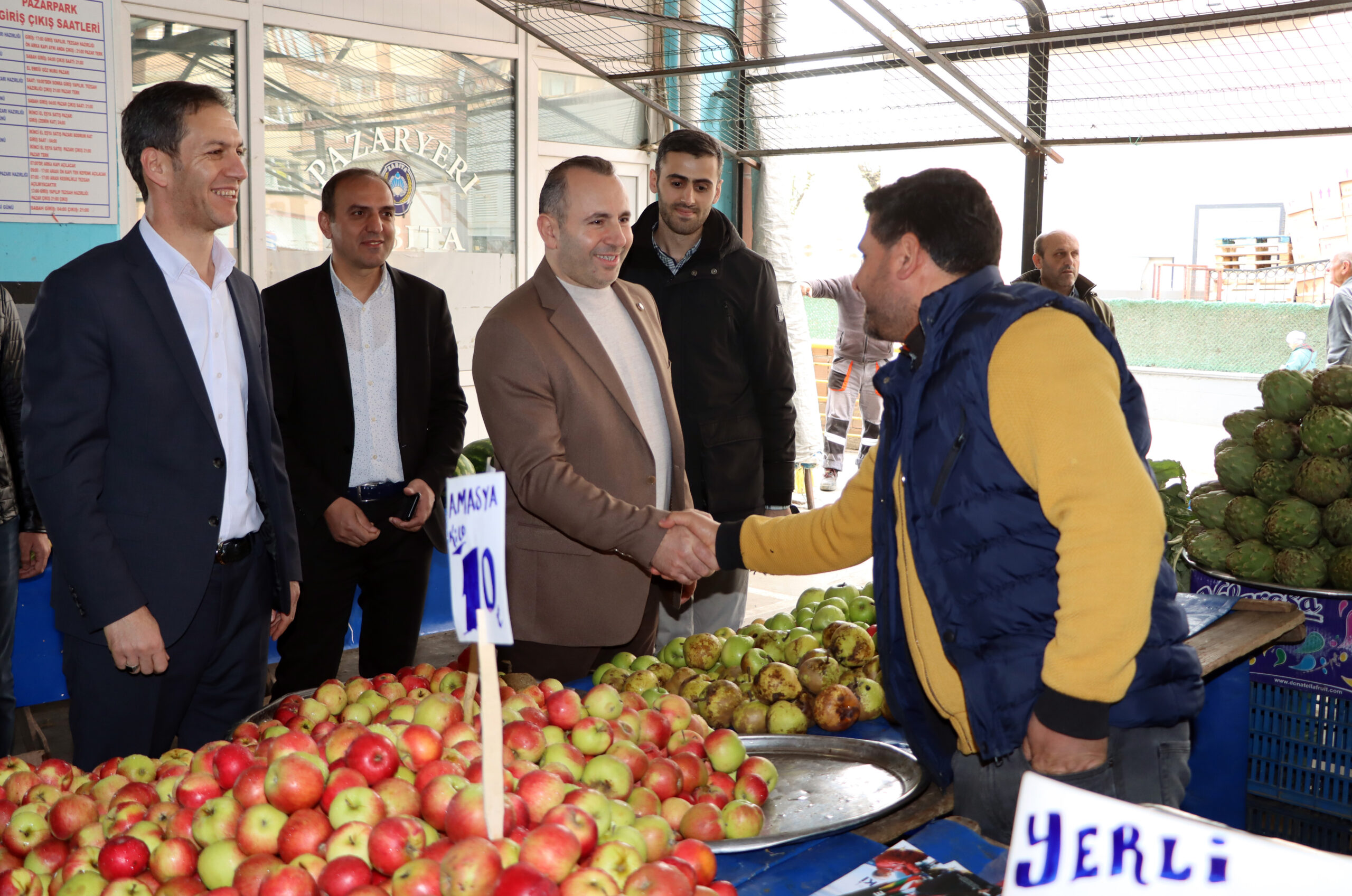 BAŞKAN TUTUK, CUMARTESİ PAZARINDA