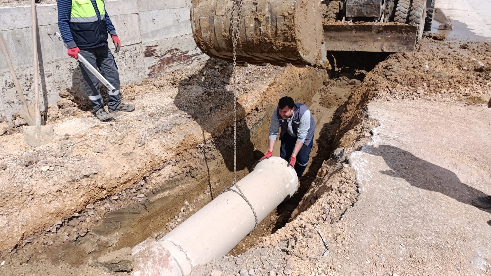 ADLİYE BİNASI ÇEVRESİNDEKİ YAĞMUR SUYU HATLARI DEĞİŞİYOR