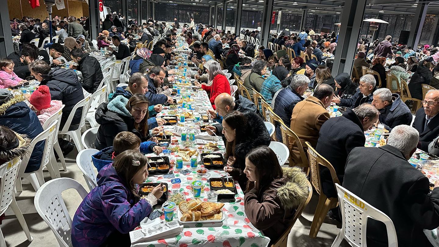 AK PARTİ ALTINOVA, İFTARDA BULUŞTU