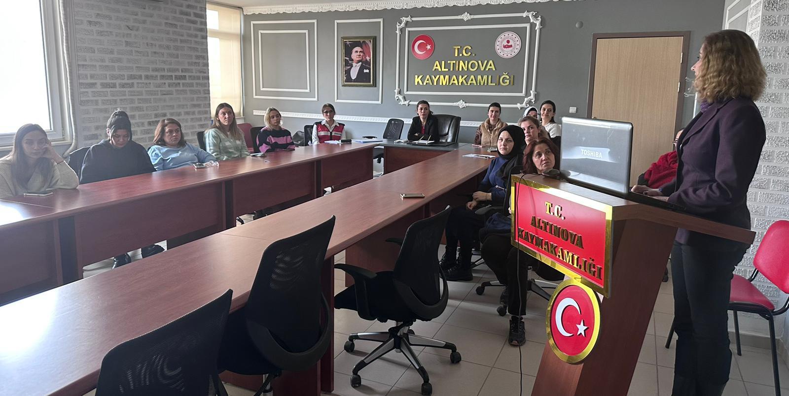 ALTINOVA’DA AİLE VE KADINA ŞİDDET PANELİ