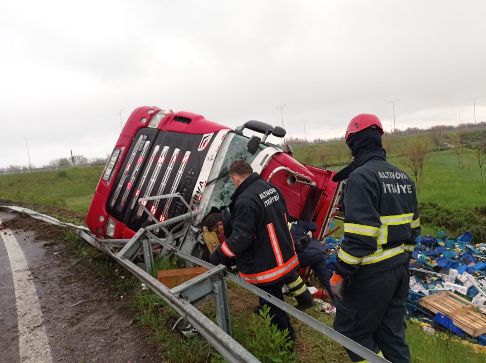 ALTINOVA’DA MEYVE YÜKLÜ TIR DEVRİLDİ: 1 YARALI