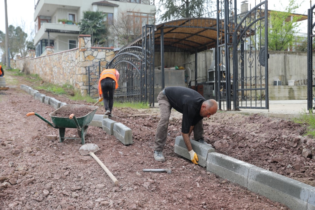 PARKE YOL ÇALIŞMALARI SÜRÜYOR