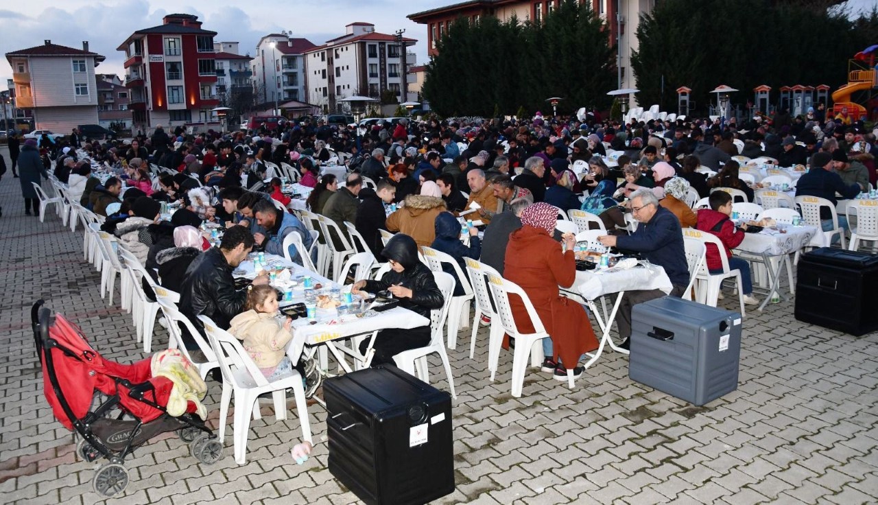 MAHALLELİ BİRLİKTE ORUÇ AÇTI