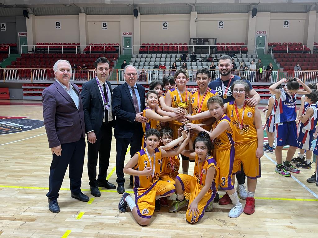 UĞUR OKULLARI ‘YENİLGİSİZ ŞAMPİYON’ OLDU