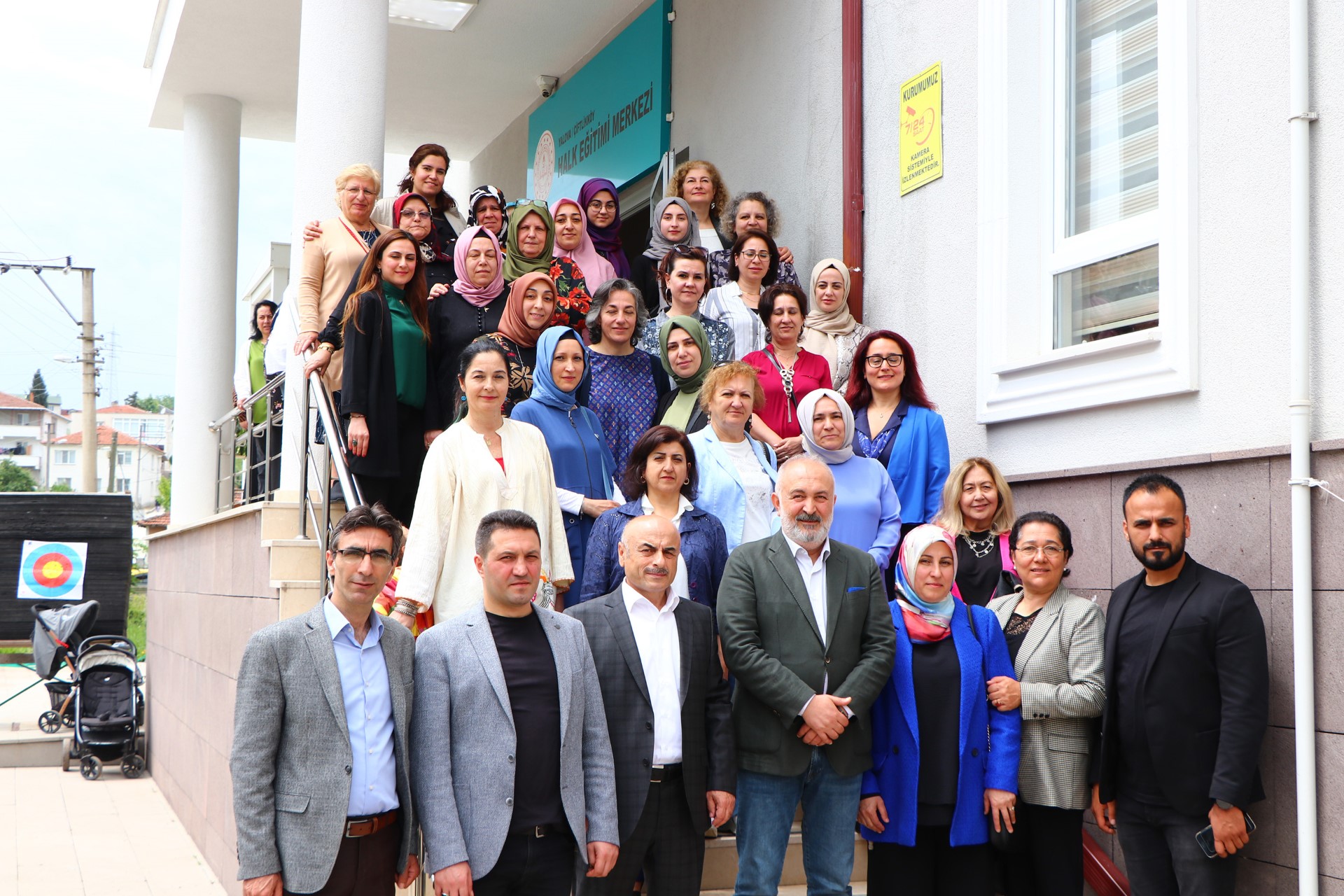 BAŞKAN SİLPAGAR, ÇİFTLİKKÖY HALK EĞİTİM MERKEZİ’NİN SERGİSİNİ İNCELEDİ