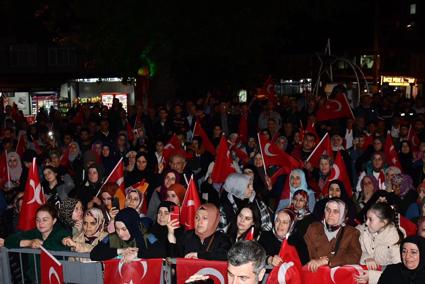 AK PARTİ ALTINOVA’DA MİTİNG DÜZENLEDİ