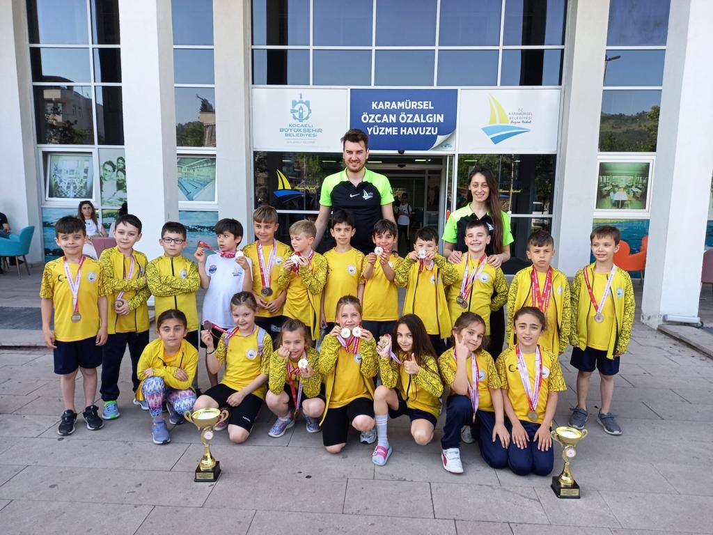 KARAMÜRSELLİ YÜZÜCÜLER BAŞARIYA DOYMUYOR