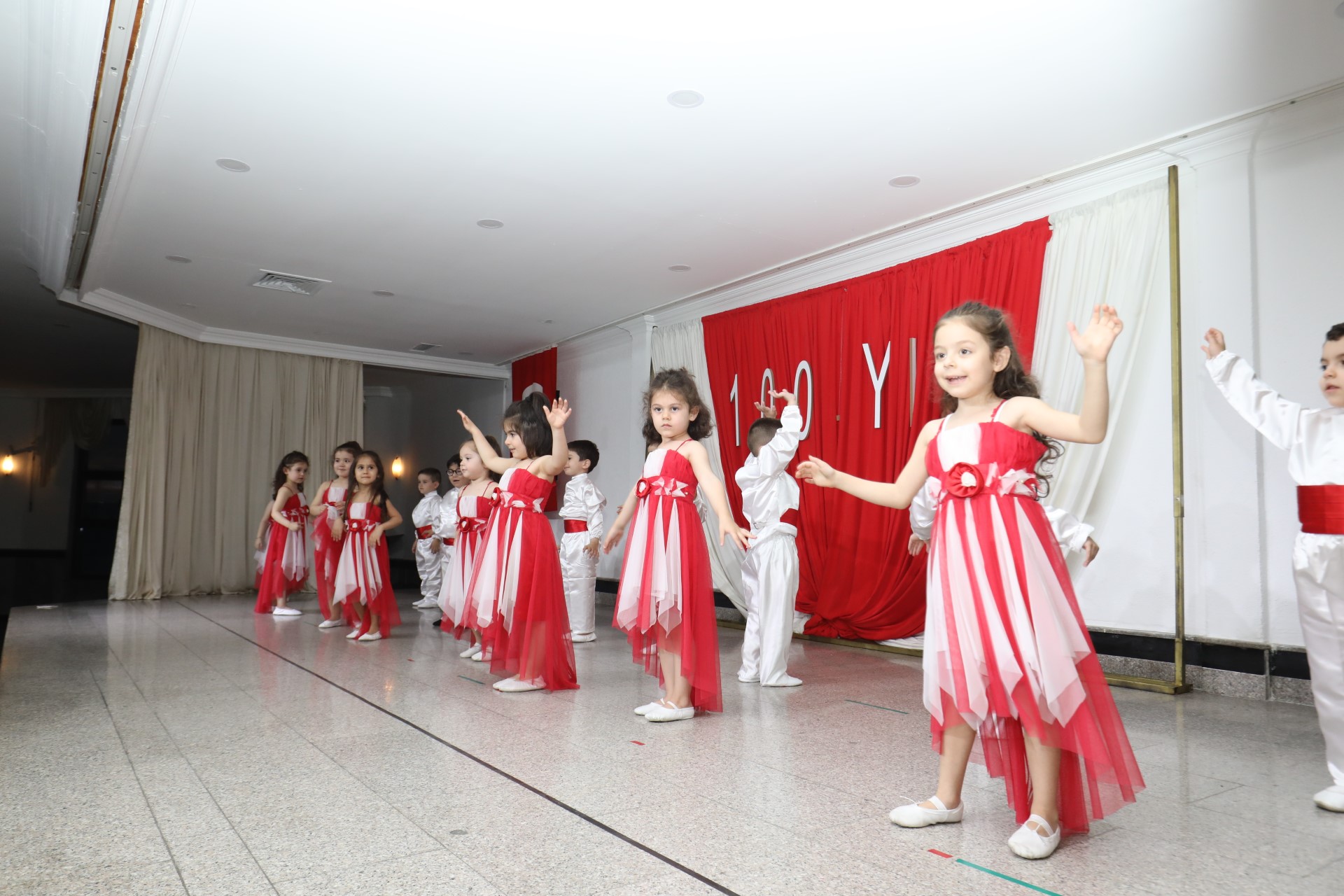 MİNİK ÖĞRENCİLERDEN MUHTEŞEM GÖSTERİ